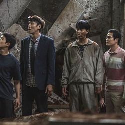 Movie “Hố Sụt Tử Thần” - Thông điệp sâu cay châm biếm xã hội Hàn Quốc