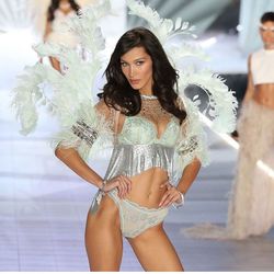 Bella Hadid trở lại với Victoria’s Secret sau khi cắt đứt quan hệ với thương hiệu