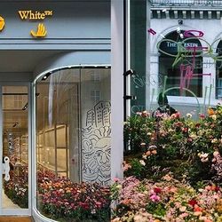 Các cửa hàng Off-White trên khắp thế giới cùng bày tỏ lời tri ân tới Virgil Abloh