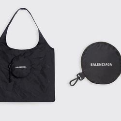 Đi chợ “cool ngầu” với thiết kế mới từ Balenciaga