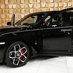 Cận cảnh Rolls Royce Cullinan hơn 40 tỷ cho giới siêu giàu