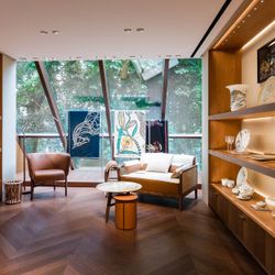 Trải nghiệm lối sống “Ăn Hermès, ngủ Versace, ngồi Fendi, bày trí Saint Laurent''