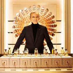 Ông chủ Louis Vuitton vượt Jeff Bezos trở thành người giàu nhất thế giới