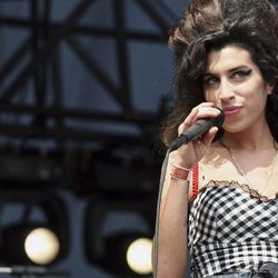 Bán đấu giá trang phục của cố nghệ sỹ Amy Winehouse