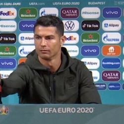 Cú gạt tay của Ronaldo khiến Coca-Cola “bốc hơi” 4 tỷ USD