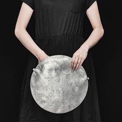 Planetario Clutch Bag - chiếc túi xách tay tinh tế mô phỏng bề mặt phức tạp của Mặt Trăng