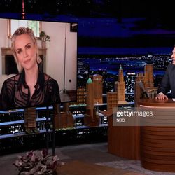 Mỹ nhân Fast & Furious - Charlize Theron diện sơ mi xuyên thấu của NTK Công Trí trên sóng truyền hình Mỹ