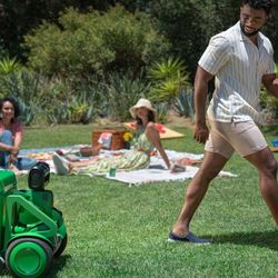 Heineken giới thiệu robot thùng lạnh B.O.T. sử dụng công nghệ AI