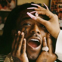 Rapper Mỹ tháo viên kim cương 24 triệu USD đắt đỏ khỏi trán