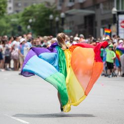 Nhiều thương hiệu lớn đồng loạt ra mắt các BST ủng hộ Pride Month - P1