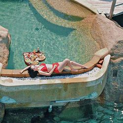 "Ngược sóng" mùa Covid: Khu nghỉ dưỡng sang chảnh Six Senses Ninh Vân Bay đón lượng khách cao kỷ lục, thu về 9 triệu USD, lãi hơn 3 triệu USD