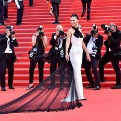 Những trang phục đẹp nhất trên thảm đỏ Cannes 2021
