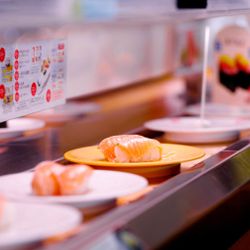 5 địa điểm thưởng thức sushi băng chuyền nổi tiếng tại Nhật Bản