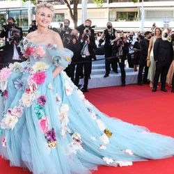 Sharon Stone mang cả “vườn hoa” lên thảm đỏ Cannes