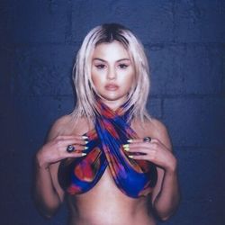 Sắc tím chủ đạo trong BST bikini do Selena Gomez thiết kế