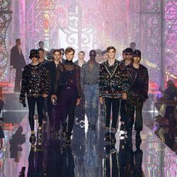 BST Dolce & Gabbana Xuân Hè 2022 - Đêm hội của sắc màu và ánh sáng