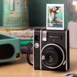 Máy ảnh Instax Mini 40 - Món phụ kiện thời trang cá tính