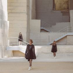 Chanel Cruise 2022 - Thanh lịch với thiết kế trắng đen