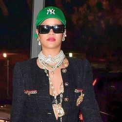 Những lần diện nguyên “cây” hàng hiệu xuống phố của Rihanna