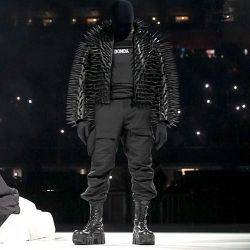 Bên cạnh album mới, Kanye West ra mắt các sản phẩm Merch cùng Balenciaga