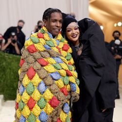 Ngắm lại những khoảnh khắc thảm đỏ MET Gala ấn tượng nhất của Rihanna