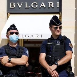 Băng cướp mặc vest xịn tấn công cửa hàng Bvlgari tại Pháp