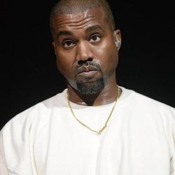 Thương hiệu Balenciaga “chia tay” Kanye West?