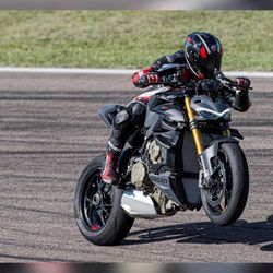 Sau Panigale V4, Ducati Streetfighter V4 2023 ra mắt với 3 phiên bản