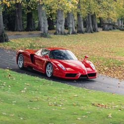 Một chiếc xe Ferrari Enzo huyền thoại được bán với giá 2,9 triệu USD
