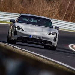 Porsche Taycan lập kỉ lục mới trên đường đua Nürburgring với phiên bản Turbo S