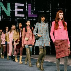 Chanel - Thu Đông 2022: Đôi ủng cao su lấy cảm hứng từ hoàng gia Anh