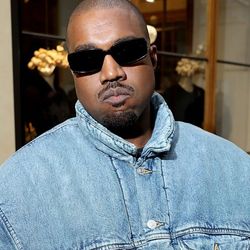 Grammy loại Kanye West khỏi danh sách biểu diễn vì hành vi miệt thị chủng tộc trên mạng xã hội