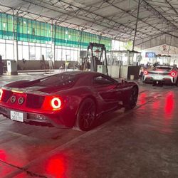 Bộ đôi Ferrari 488 Pista Spider và Ford GT được ra biển trắng