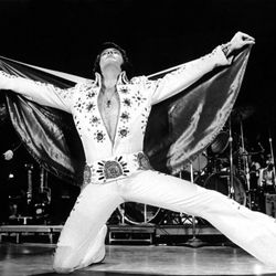 Huyền thoại Elvis Presley lên phim, với trang phục từ Prada thiết kế