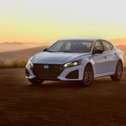 Nissan Altima 2023 ra mắt với lưới tản nhiệt và hệ thống giải trí mới
