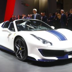 Sức mạnh cực khủng của siêu xe mui trần Ferrari 488 Pista Spider