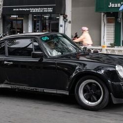 Ông Chủ Trung Nguyên - Đặng Lê Nguyên Vũ cầm lái Porsche 911 Carrera G