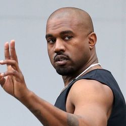 Kanye West chấm dứt thỏa thuận với Gap: "Một vị vua không thể sống trong lâu đài của người khác"