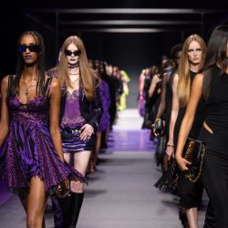 Versace Xuân Hè 2023 lan tỏa sự quyến rũ qua sắc màu đen và tím