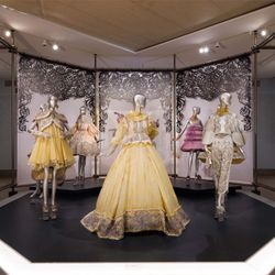 Triển lãm “Guo Pei: Couture Fantasy” thu hút người xem kỷ lục