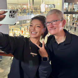 CEO Apple Tim Cook bất ngờ xuất hiện tại Trung Quốc