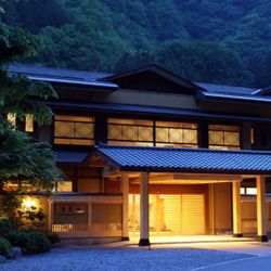 Nghỉ đêm ở khách sạn cổ nhất thế giới Nishiyama Onsen Keiunkan