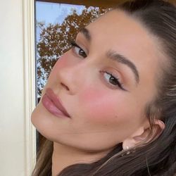 Hailey Bieber đã trở thành "biểu tượng" trong giới thời trang thế nào?