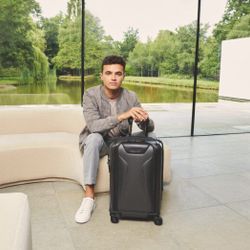 TUMI chiếc dịch Unpack Tomorrow cùng những ngôi sao đa lĩnh vực