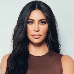 Thói quen giúp Kim Kardashian giữ thân hình đồng hồ cát