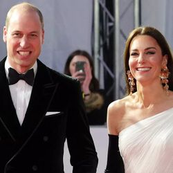 Vợ chồng Công nương Kate mặc đồng điệu ở BAFTA