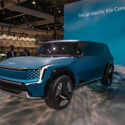 Xe điện Kia EV9 concept với lớp ngụy trang trước khi ra mắt năm 2023
