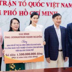 Gia đình vua hàng hiệu Johnathan Hạnh Nguyễn tặng người nghèo 1,5 tỷ