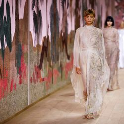 Christian Dior Couture Thu Đông 2023 -  Cảm hứng từ Nữ thần đương đại