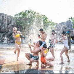 Du khách tranh thủ tận hưởng VinWonders Nha Trang trước giờ diễn ra đại nhạc hội 8Wonder
